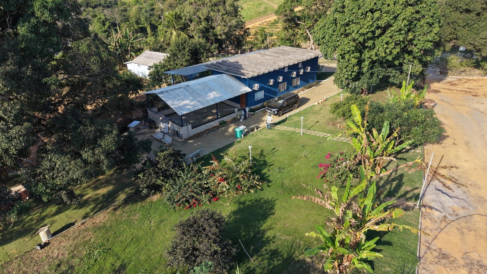 Vista aérea de área rural com estruturas e vegetação em Fundão