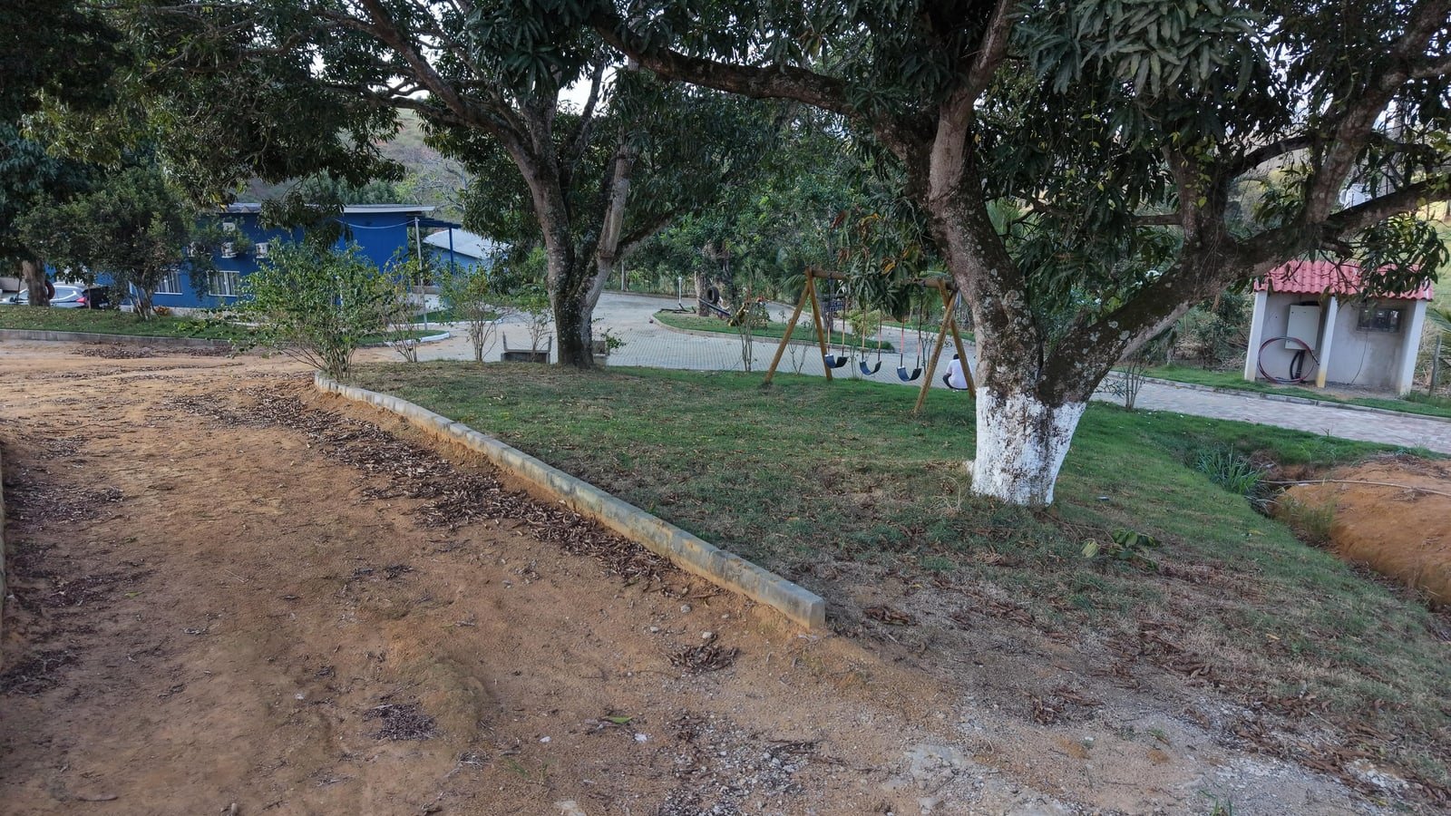 Miniatura: Estrutura rural longa junto à área arborizada em Fundão