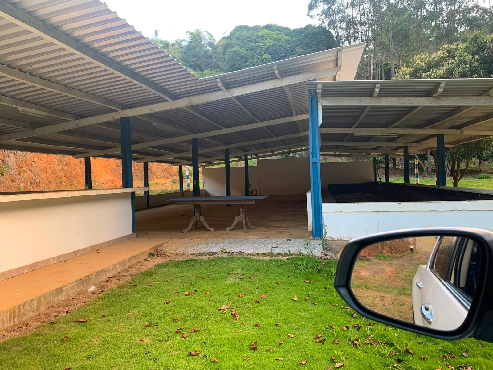 Estrutura coberta em área verde de terreno rural em João Neiva