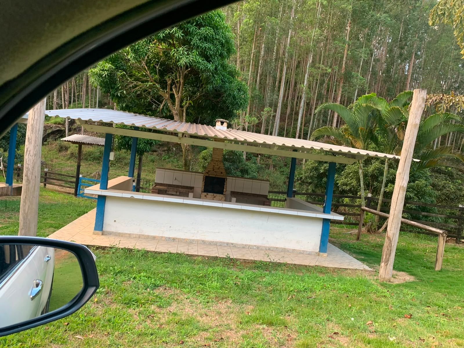 Miniatura: Igreja e área aberta registradas em vista do imóvel rural