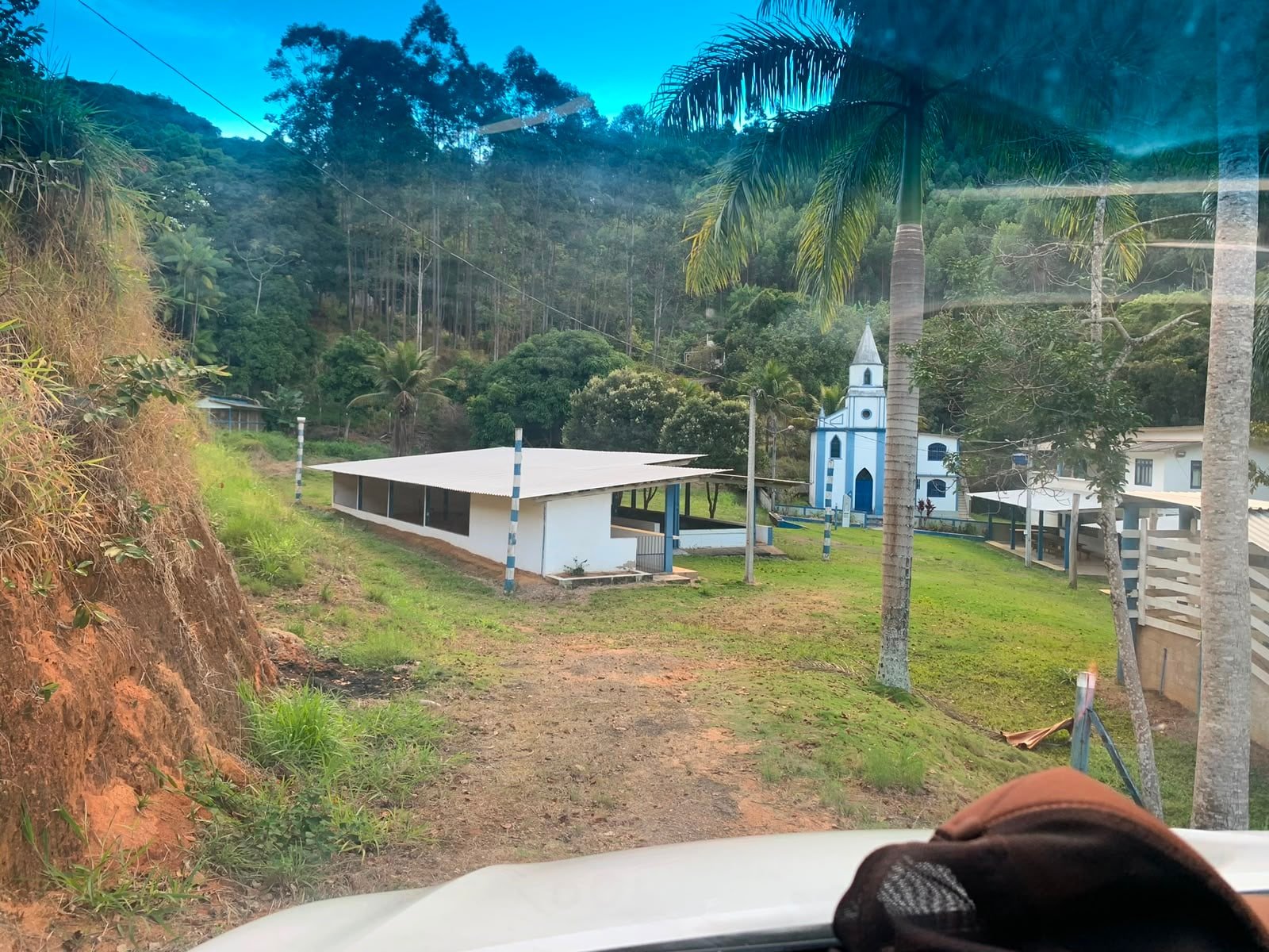 Miniatura: Estrutura coberta com área gramada no terreno rural